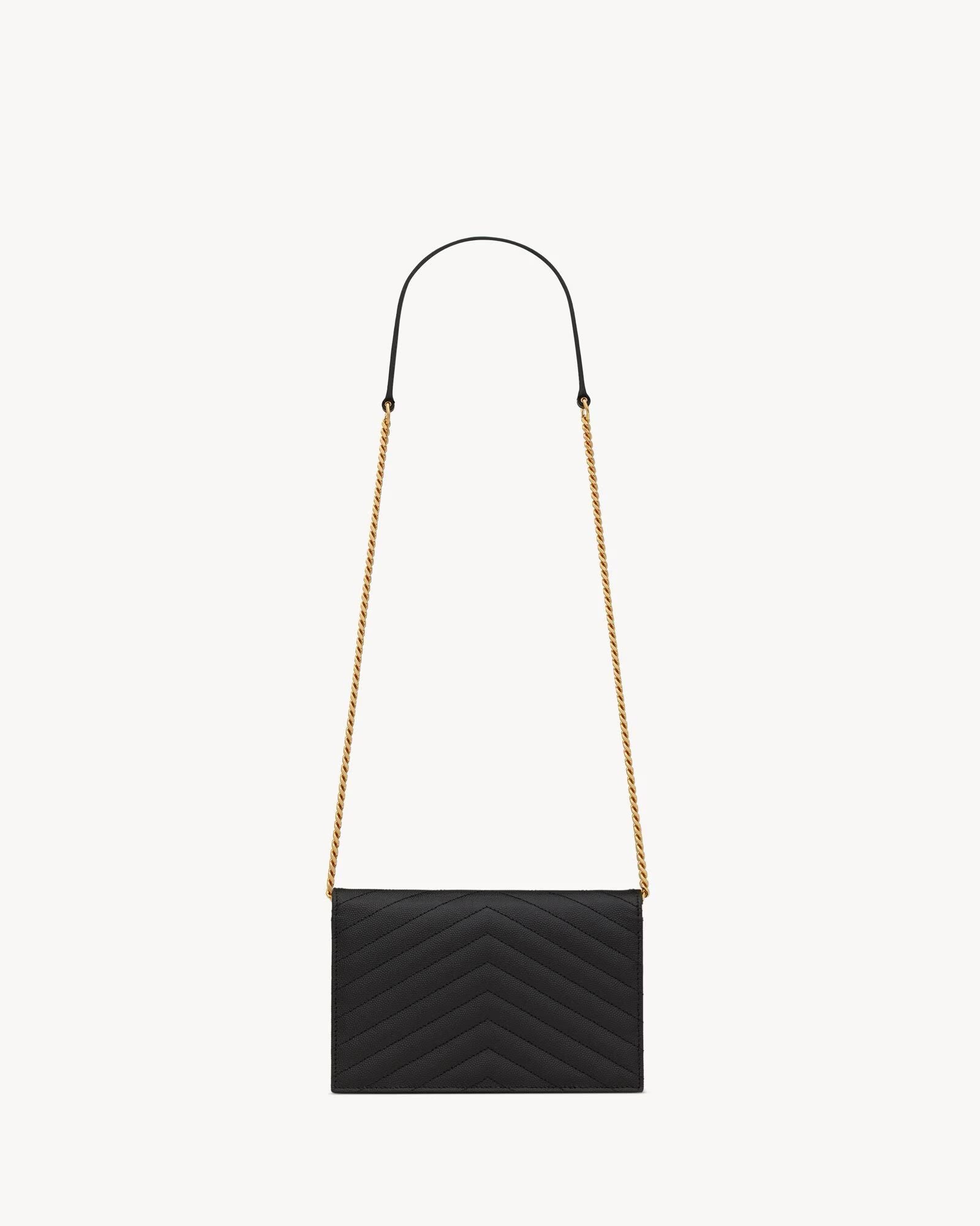 Pochette Envelope con Catena Cassandre Classica in Pelle Grain De Poudre
