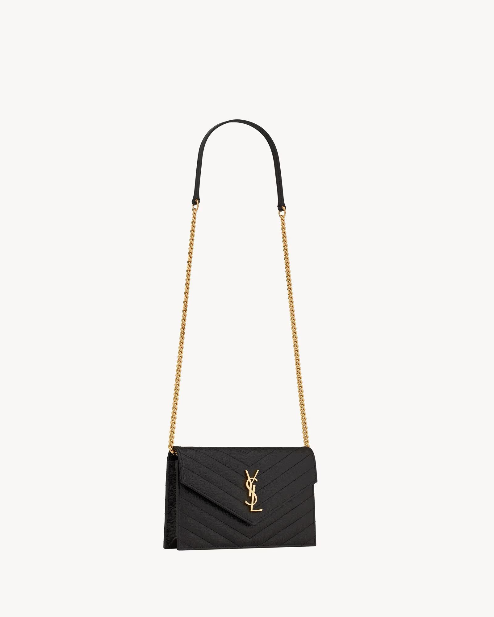 Pochette Envelope con Catena Cassandre Classica in Pelle Grain De Poudre