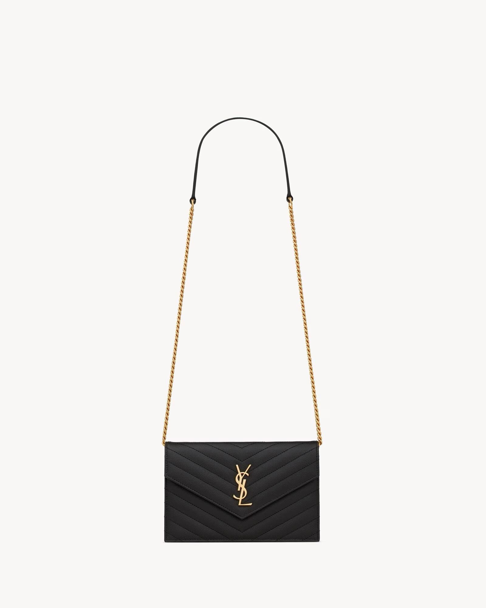 Pochette Envelope con Catena Cassandre Classica in Pelle Grain De Poudre